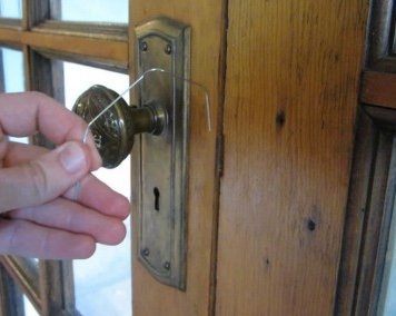 Открываем простые замки с помощью канцелярской скрепки: 4 способа