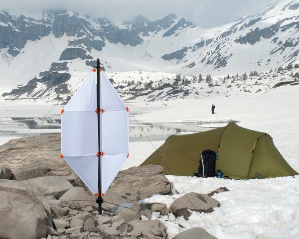 Портативный ветрогенератор Micro Wind Turbine вырабатывает энергию в режиме 24/7